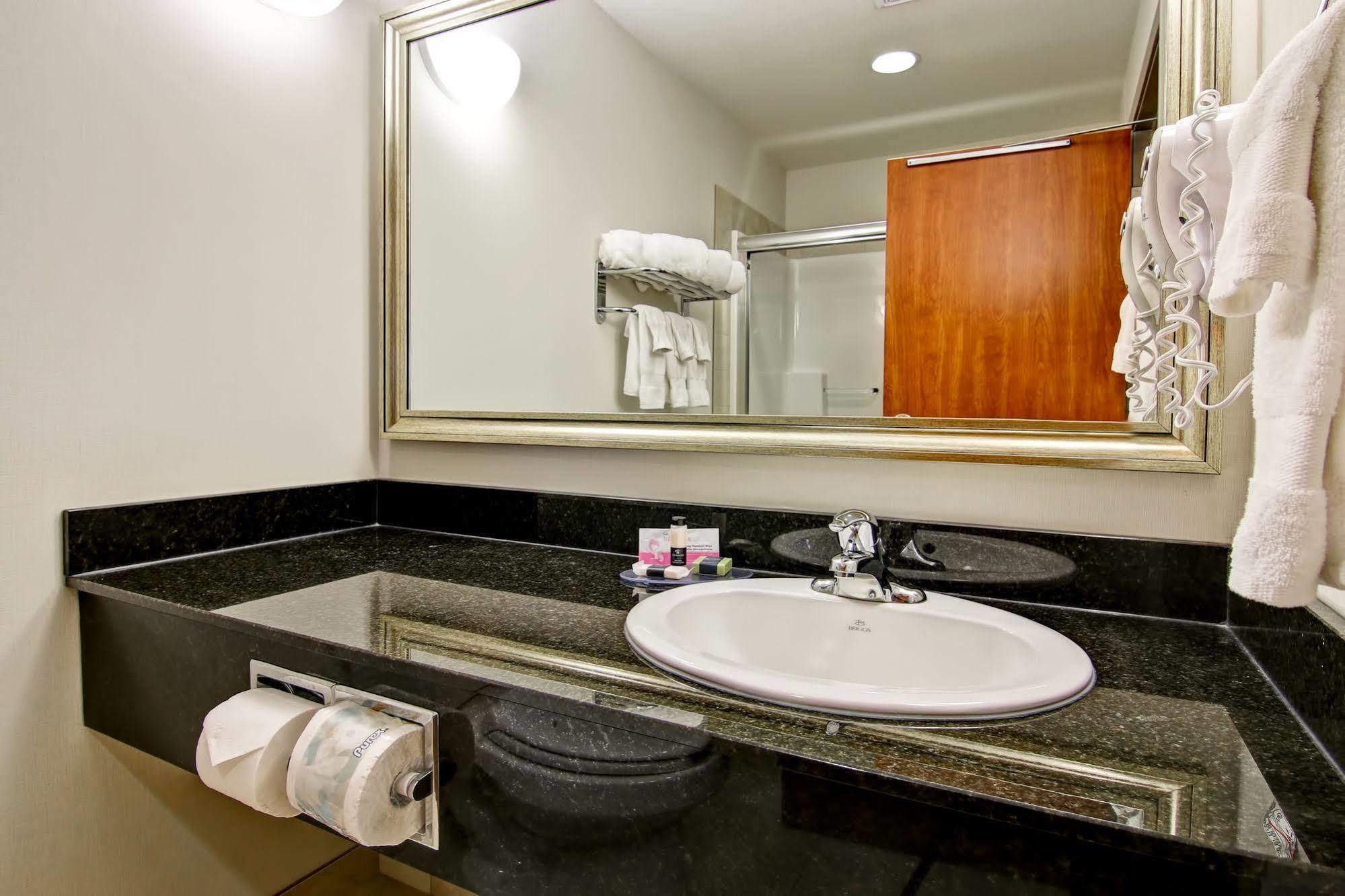 Canalta Hotel Tisdale Ngoại thất bức ảnh